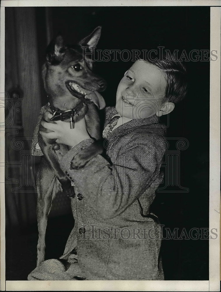 1934 Child at Fifth Annual Pet Show with Dog at Hotel Roosevelt - Historic Images