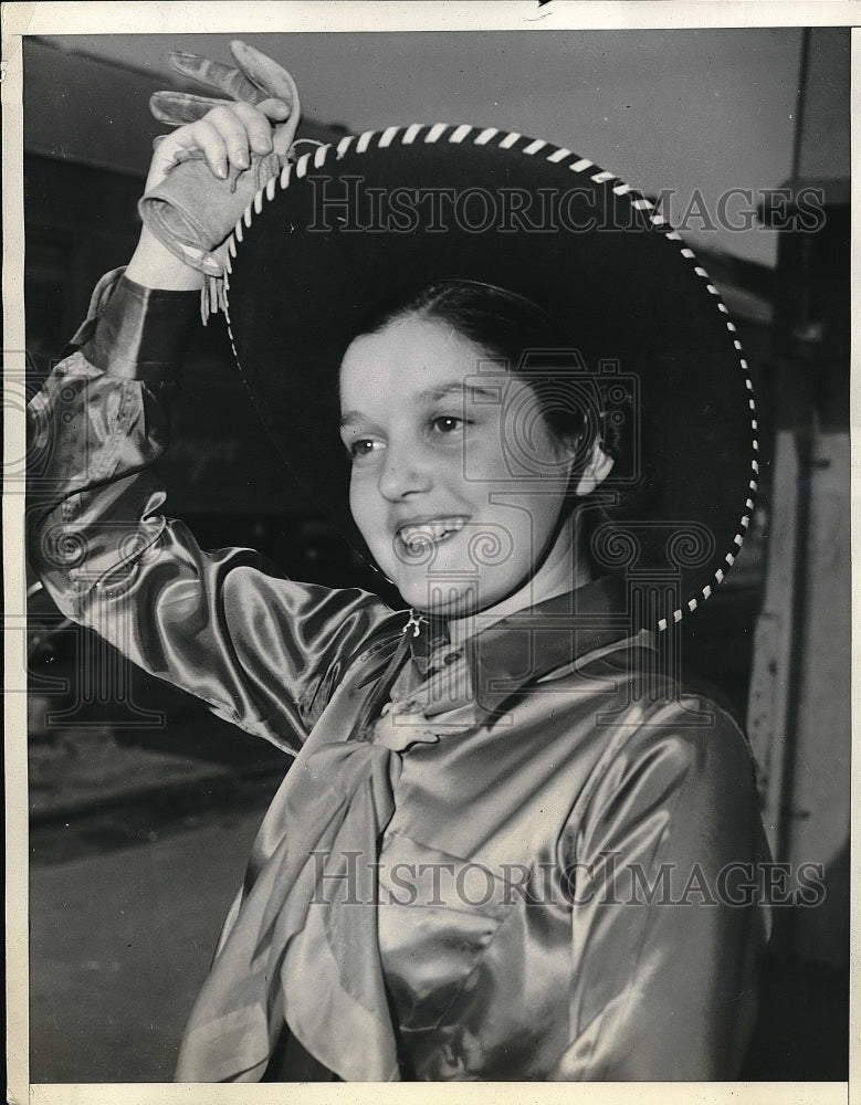 1937 Press Photo Young Socialite Virginia Asnigar on Union Pacific Ship - Historic Images
