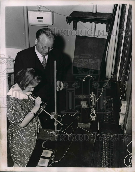 1935 Press Photo Brush Foundation Scientist Dewey Anderson with Elly Lou Temple - Historic Images