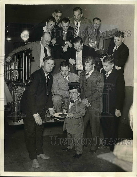 1932 Press Photo 4-ft "Shorty" Allen,smallest member of the Coast City Volunteer-Historic Images