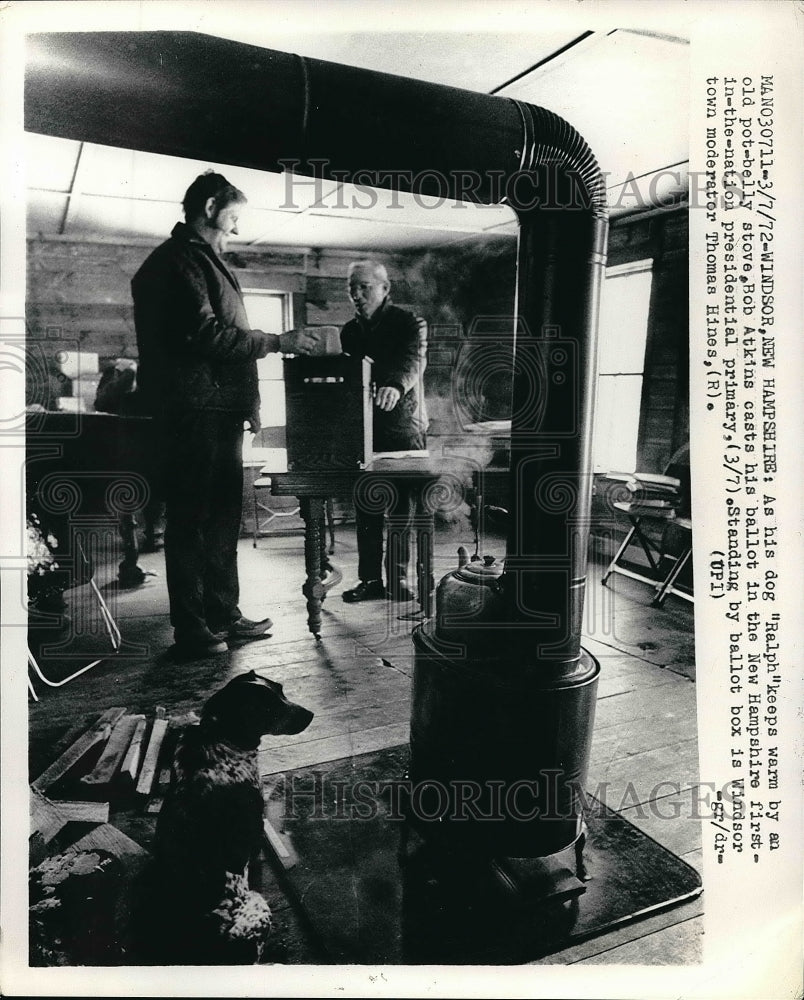 1972 Press Photo Bob Atkins casts his ballot with Thomas Hines, Windsor town - Historic Images