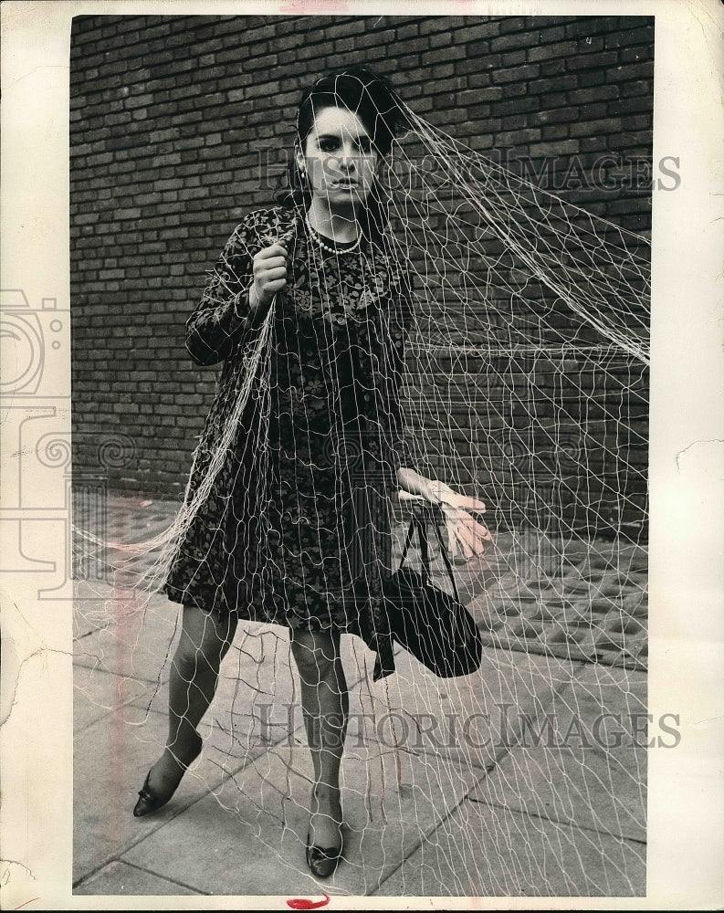 1969 Press Photo Sheila Mackin in Nylon Netting &quot;Thief Catcher&quot; - Historic Images