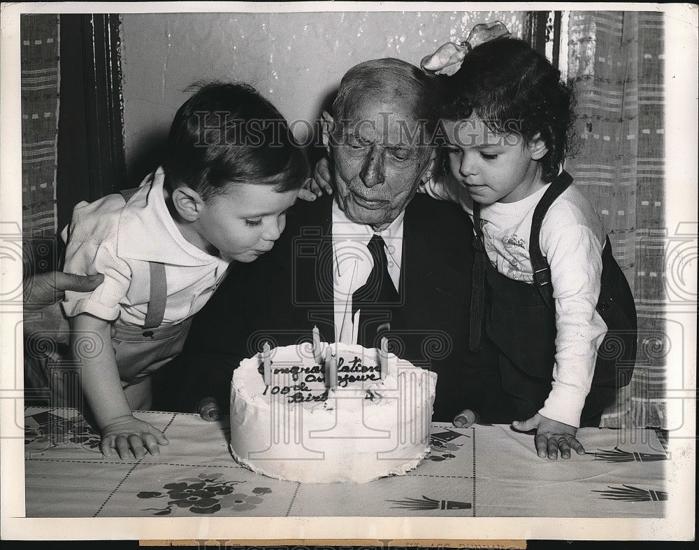 1949 Press Photo Joseph Rocco &amp; grandchildren as he turns 100 years old - Historic Images