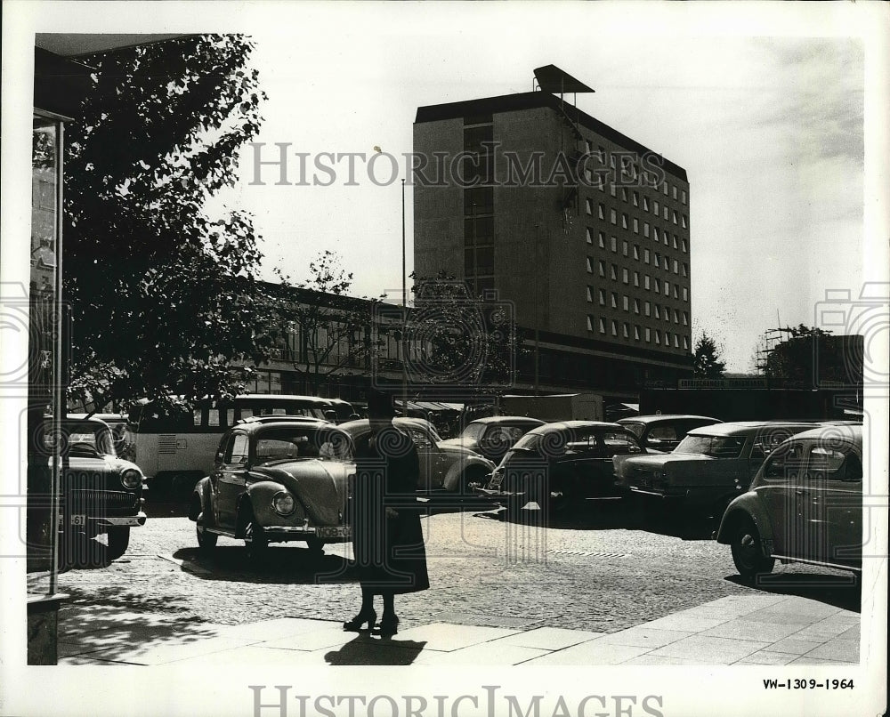 1964 Press Photo Modernistic Glockenspiel Forms Attractive Design On City Hall - Historic Images