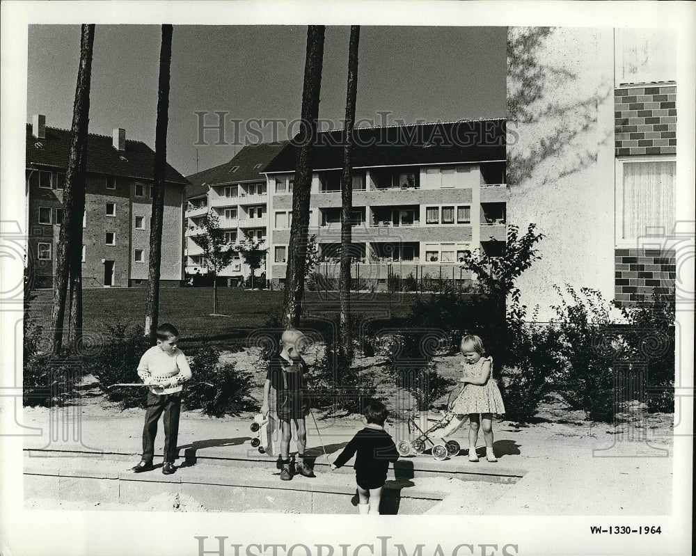 1964 Press Photo Attractive Apartment Buildings And Playgrounds For Children - Historic Images