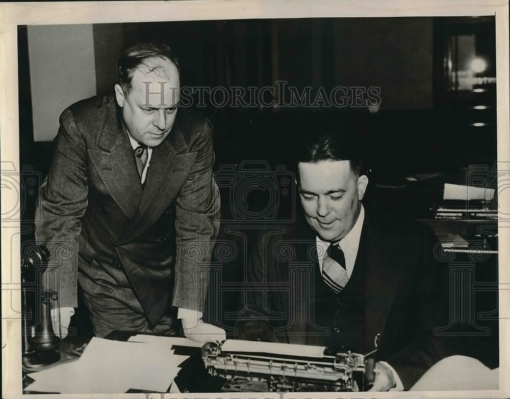 1940 Press Photo H Atkinson, Ohio Unemployment Adm., Prepares Reply To CIO - Historic Images