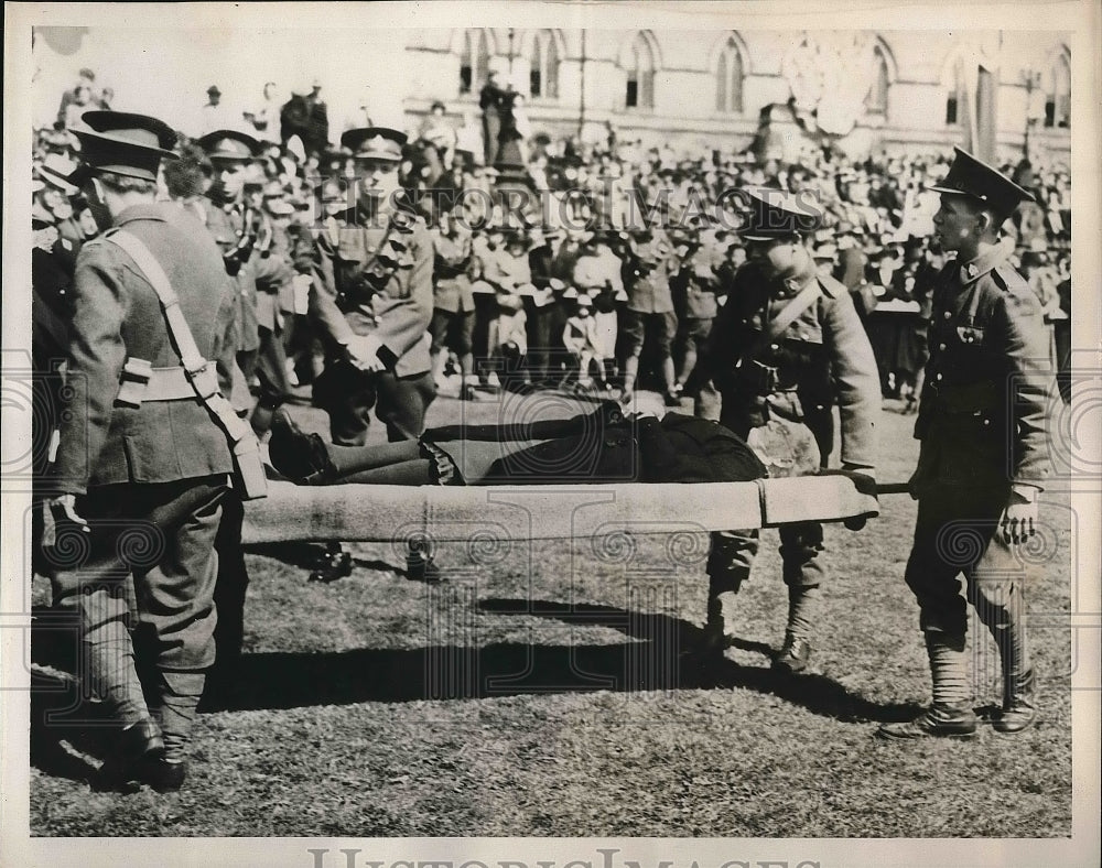 1939 Elderly Woman faints when seeing King George and Queen - Historic Images