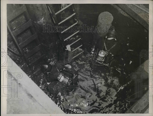 1937 a Excavation to inspecta hole in New York at the corner of - Historic Images