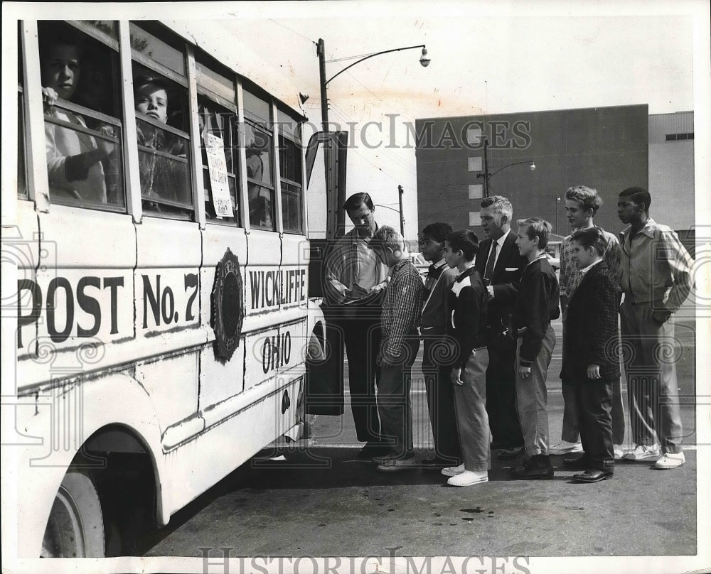 1959 Press Photo Youth Activities Chairman Frank Jagodnik Loads Students On Bus-Historic Images