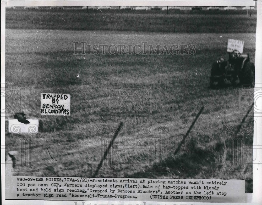 1956 Press Photo Farmers Display Signs for President Arrival - Historic Images