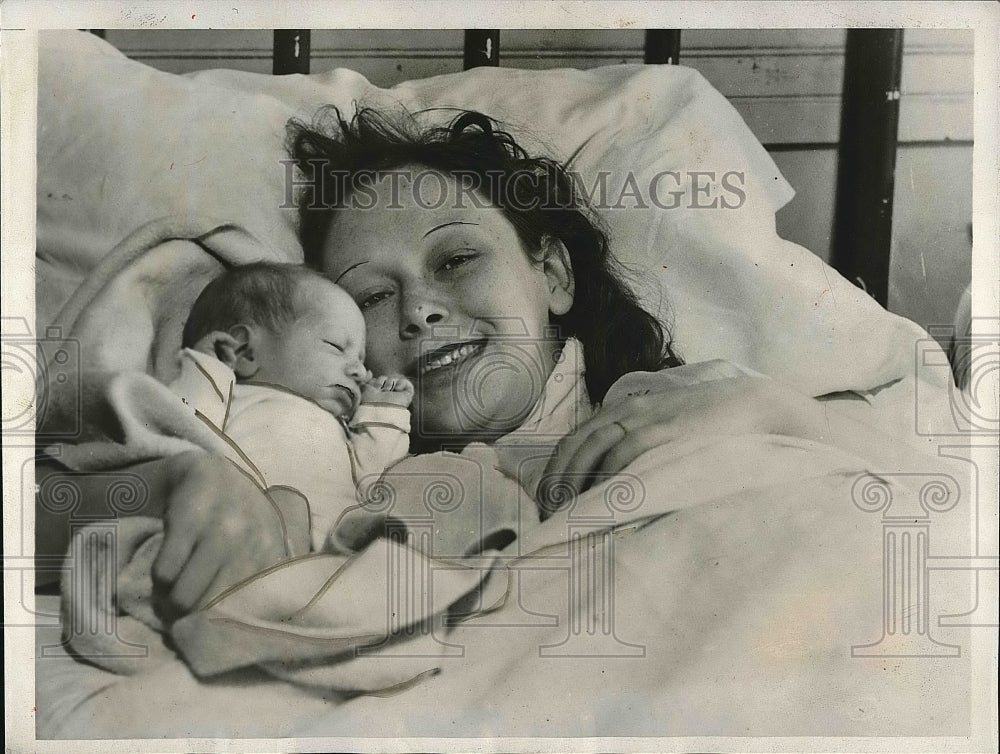 1932 Baroness Jozippe Paucci wife of Baron Midget Paucci gave birth. - Historic Images