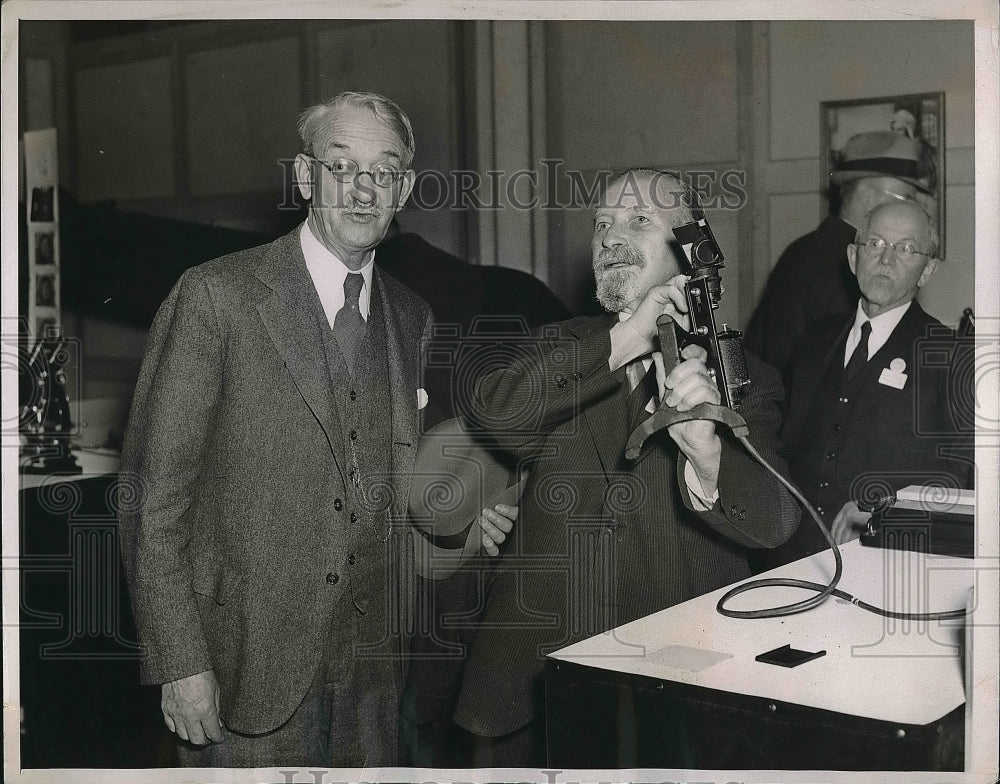 1936 Press Photo Mac Posner explain the Lomb Micro-Projector to Dr.Edwin Conklin - Historic Images