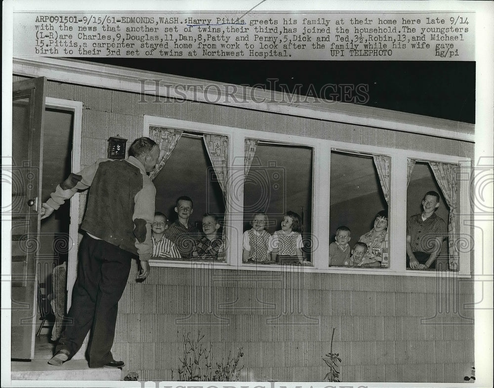 1961 Press Photo Harry Pittis of Wash. greets his family with a set to Twins. - Historic Images