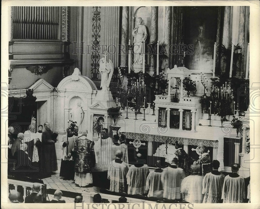 1935 Solemn scene during the 150th Anniv. of St.Peters in New York. - Historic Images