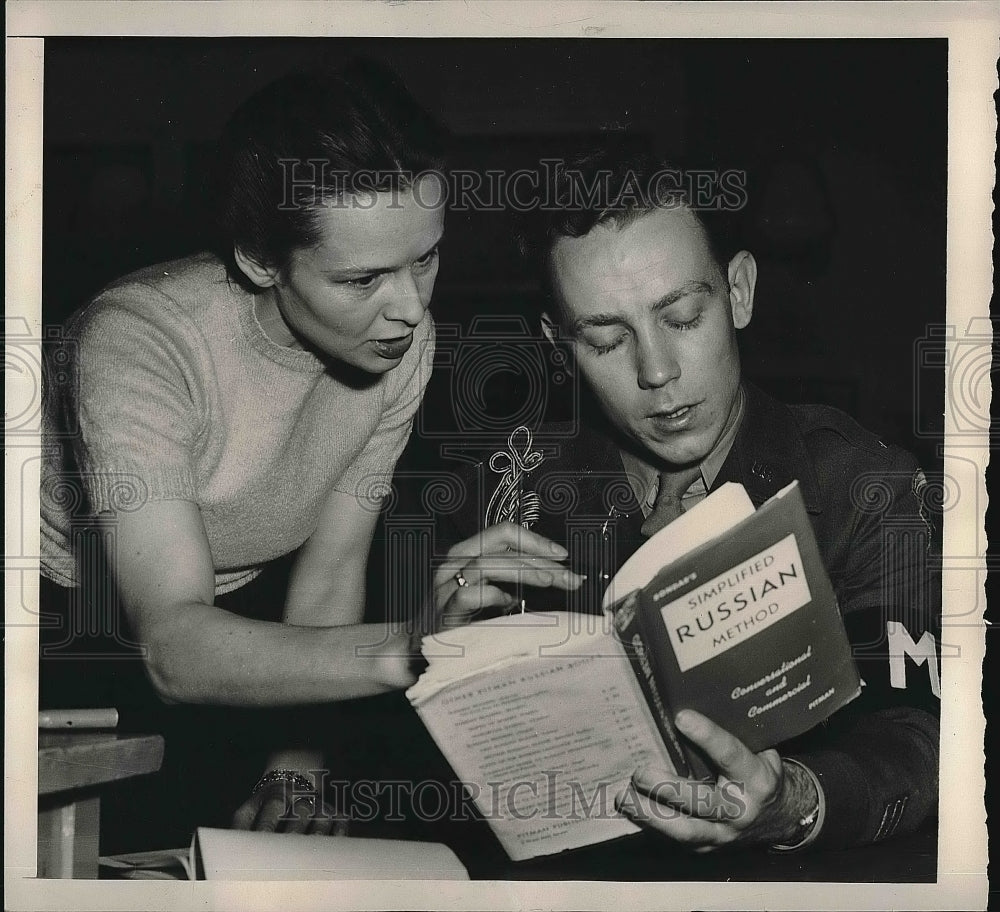 1948 Press Photo Lt Robert Howley Learning Russian from Mrs Rudzewska - Historic Images