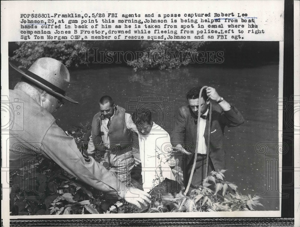 1958 FBI & posse capture Robert Lee Johnson in Franklin, Ohio - Historic Images