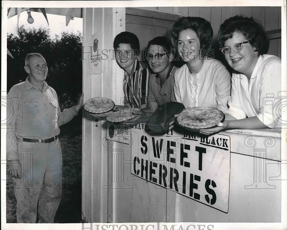 1962 Press Photo OE Herkner, cherry farmer & his children & wife - Historic Images