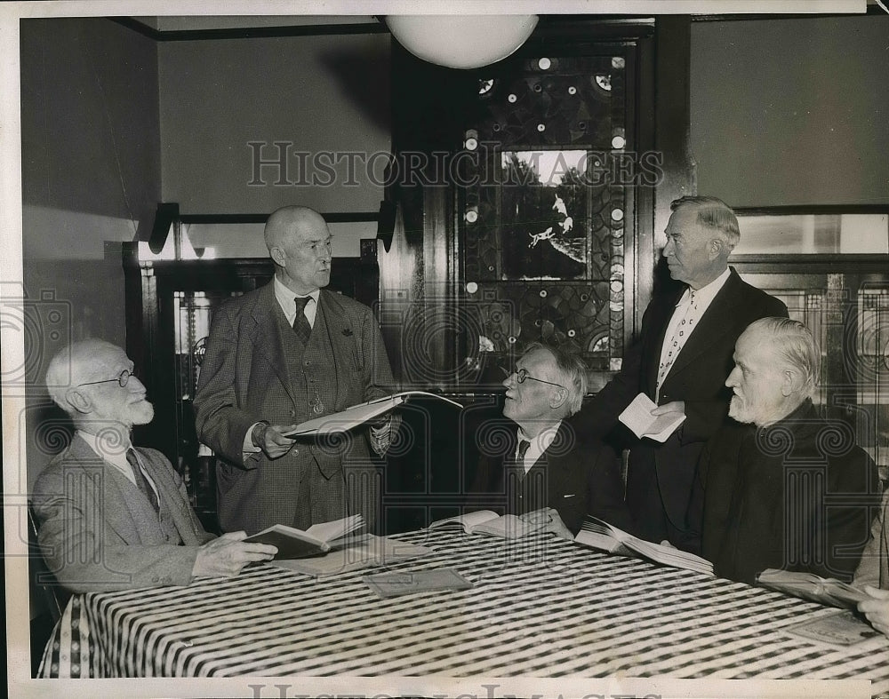 1937 Press Photo Rev EJ Aikin,at school for Maturates in Elgin, Ill. - Historic Images