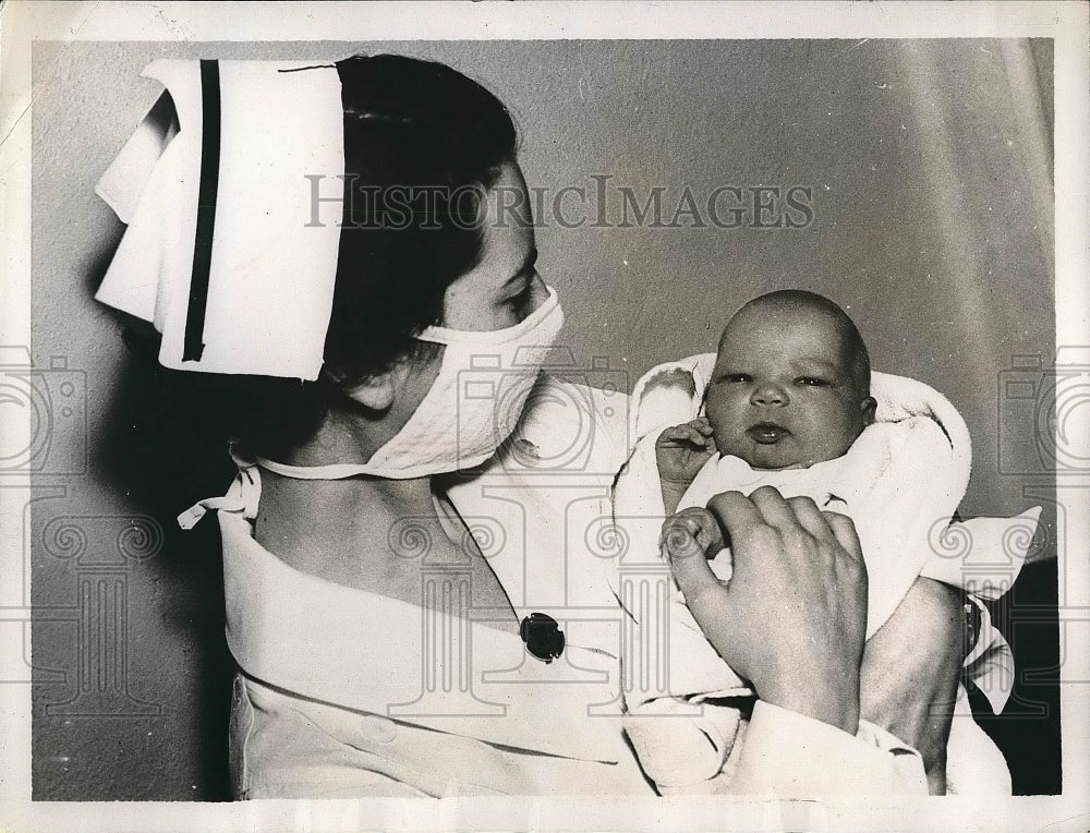 19367 Baby 26 hours old has a tooth extracted by a nurse - Historic Images