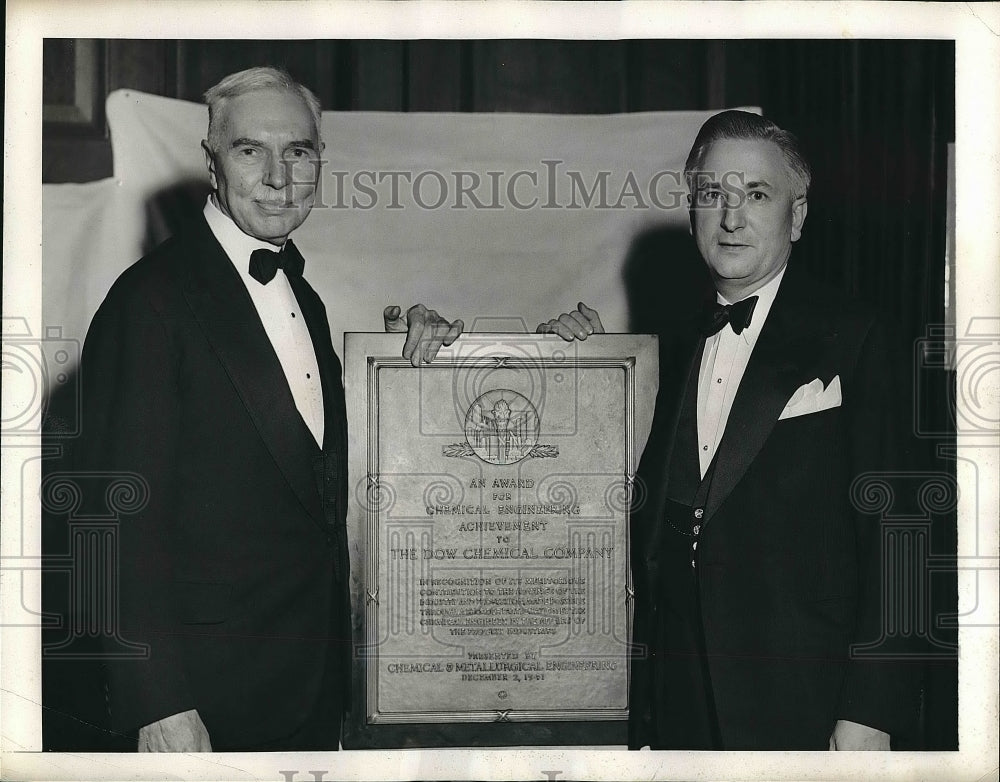 1941 Dr. Willard H. Dow Of Chemical Co. & Colonel Alfred H. White - Historic Images