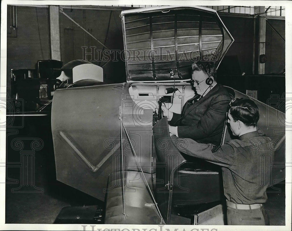 1942 Press Photo War Secretary William H. Davis &amp; Trainer Sgt. Charles Barton - Historic Images