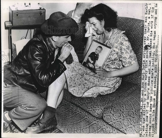 1947 Mr. & Mrs. Earl Davis Crying Over Son Earl Jr. After Accident - Historic Images