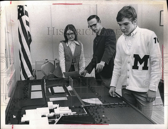 Press Photo Student Laura Drobruch,Bob Mikuls & Drawing Instructor Ray Gor - Historic Images