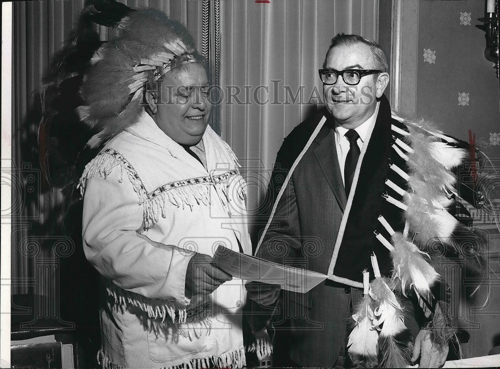 Press Photo Businessman Calvin Dalton With G. E. D. Geronimo - Historic Images