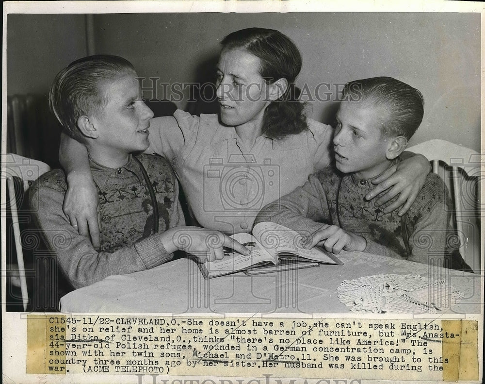 1948 Press Photo Joyful Immigrant Mrs. Anastasia Ditko of Cleveland with Sons - Historic Images
