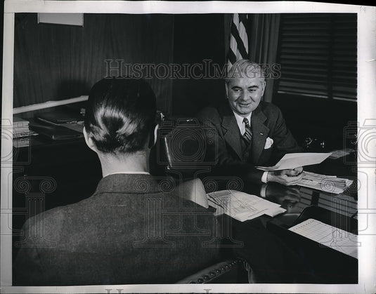 1944 Press Photo Leo J Donovan of a Chicago plant & a parolee for work - Historic Images