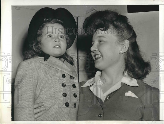 1943 Press Photo Young Judy Burns to model Traphagen School fashion show-Historic Images