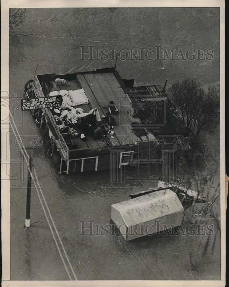 1935 Flood Waters drive families to rooftop at Sacramento Calif. - Historic Images