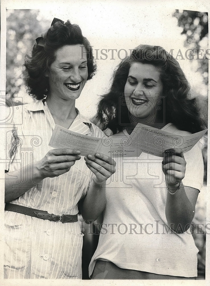 1943 Press Photo Kay Byrne &amp; Catherine Fox were presented the Marion Miley-Historic Images