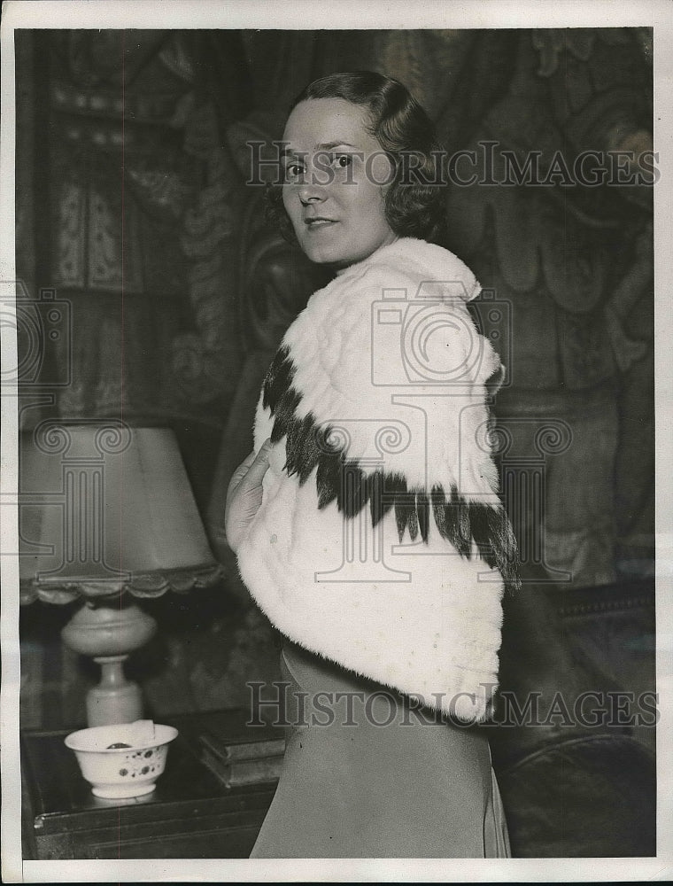 1934 Mrs. Frank Mason in rehearsal for the Cinderella Ball held at - Historic Images