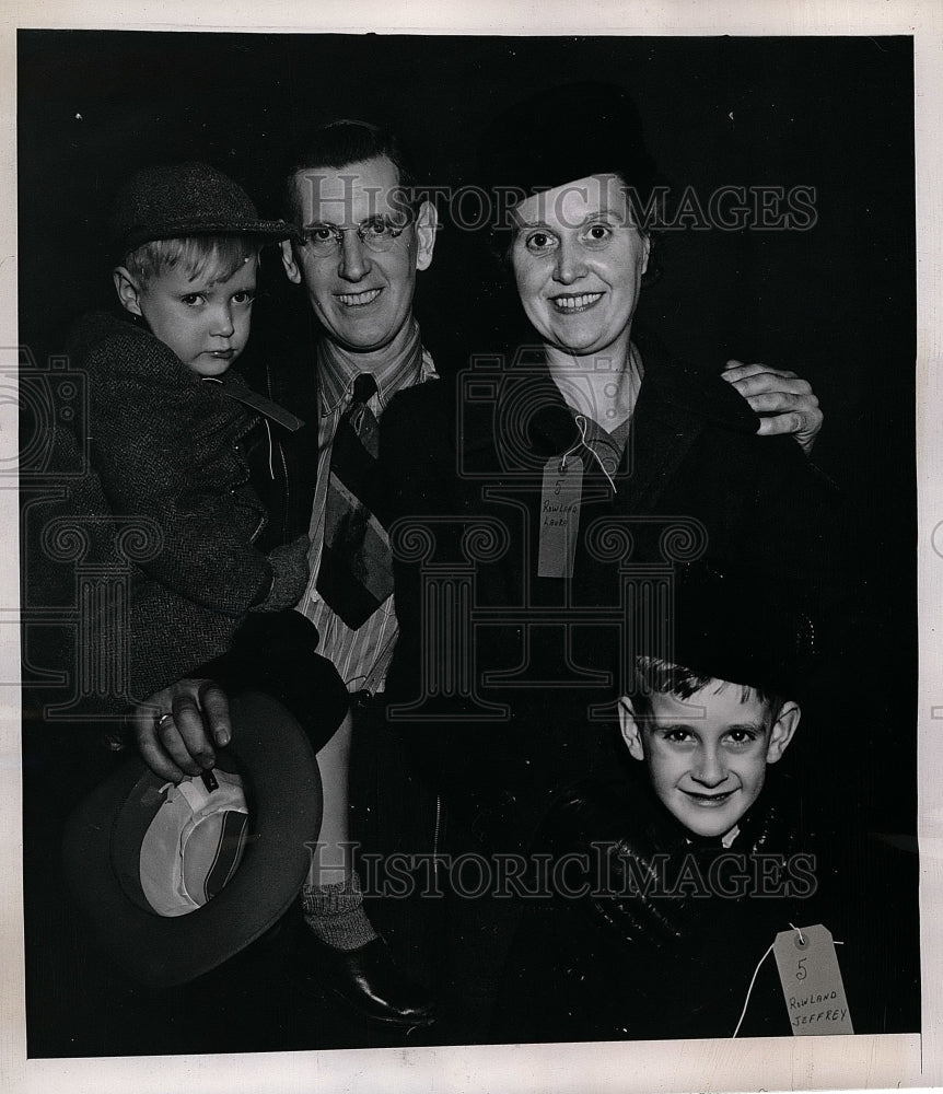 1946 Press Photo Russell Rowland, Leonard C. Rowland, Laura Rowland & Jeffrey - Historic Images