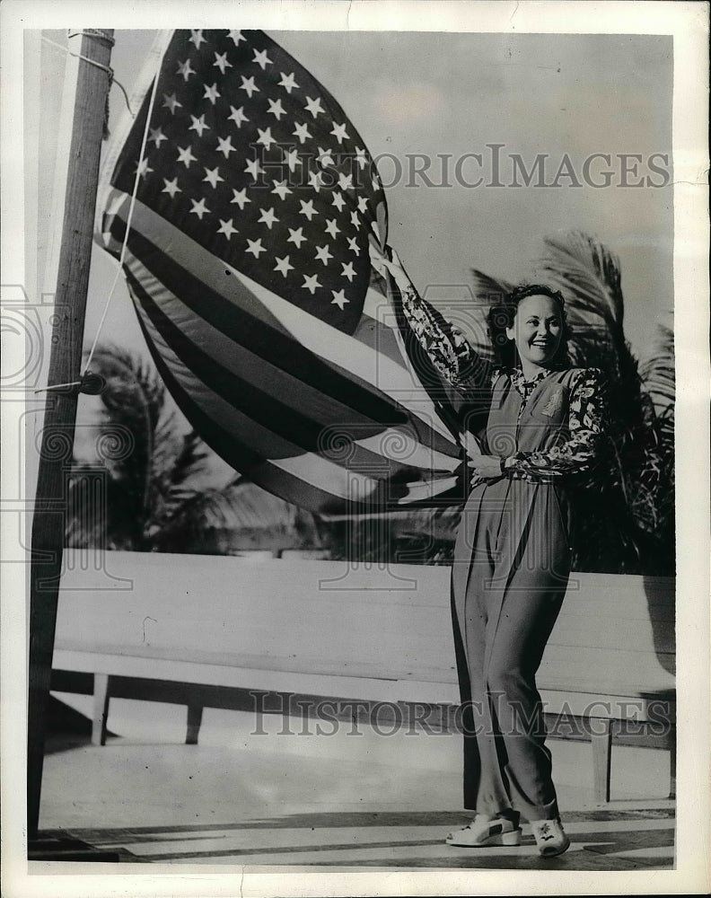1942 Press Photo Lucy Monroe on Vacation Miami Beach-Historic Images