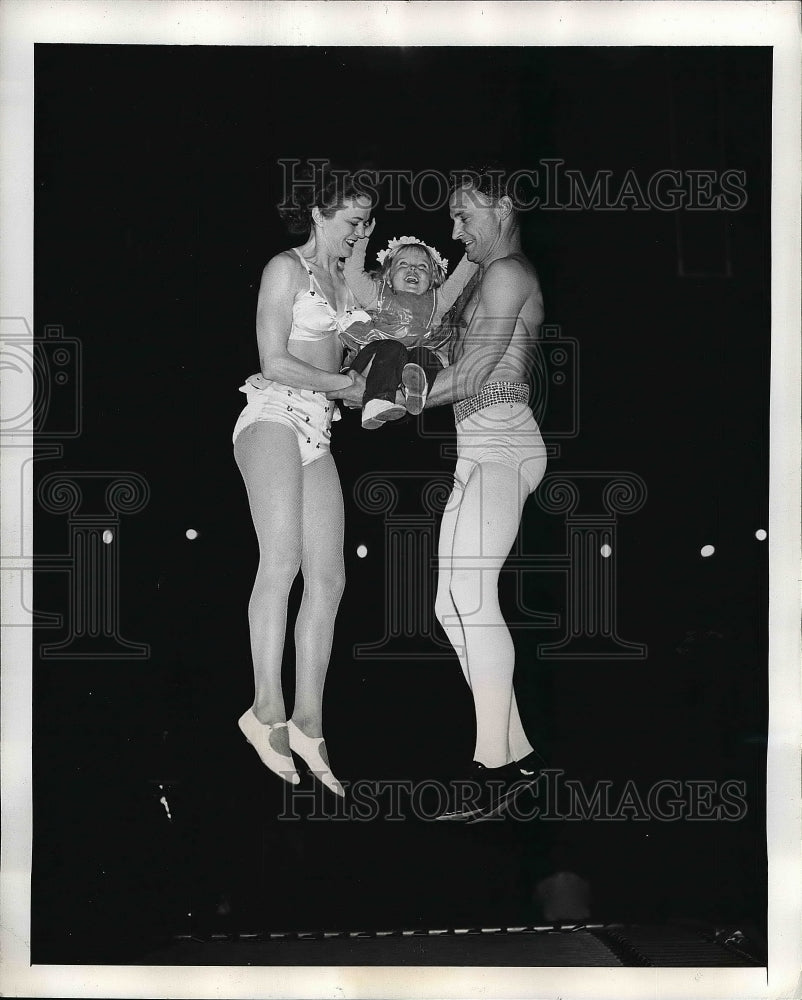 1947 Nikki Bell with her parents Betty and Gus at Trampoline. - Historic Images