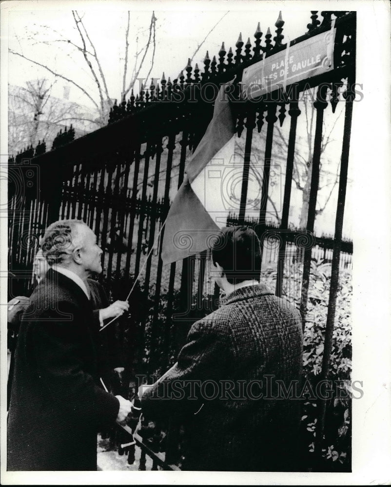 1970 Press Photo Paris City Council President Didier Delfour Removes Covering - Historic Images