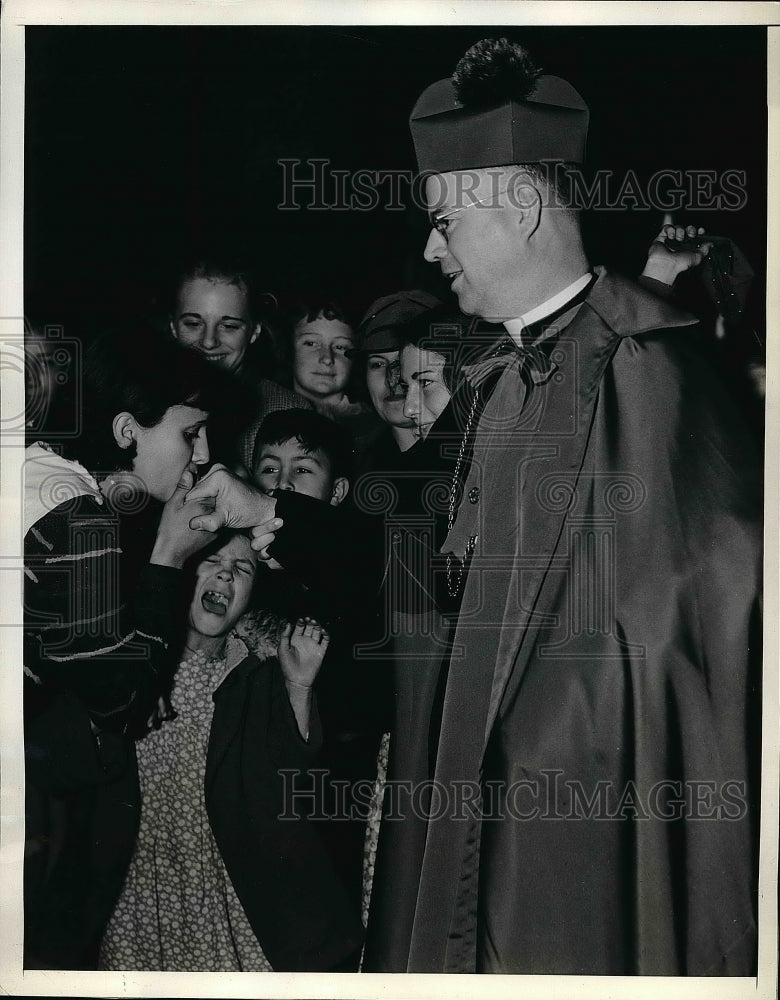 1937 Press Photo Bishop Buddy lets women kiss his ring. - Historic Images