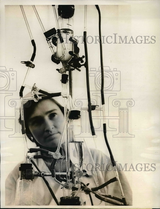 1961 Chemist Irina Petrenko at Moscow champagne factory - Historic Images