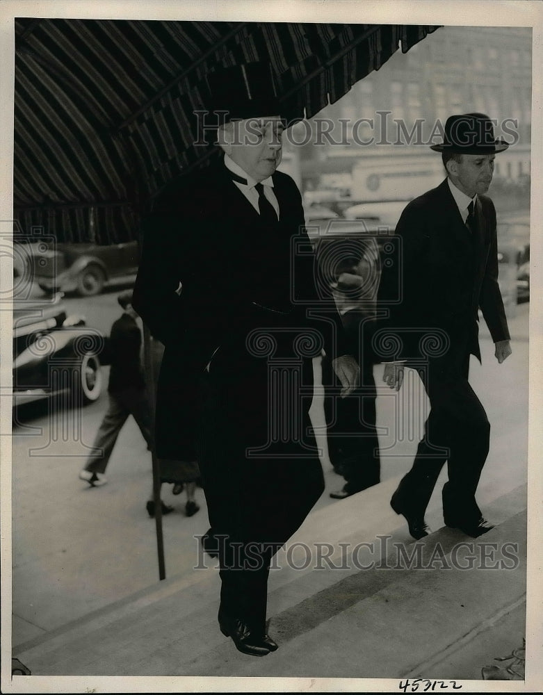 1938 Press Photo George Whiteside at funeral of law partner Thomas Chadbourne - Historic Images