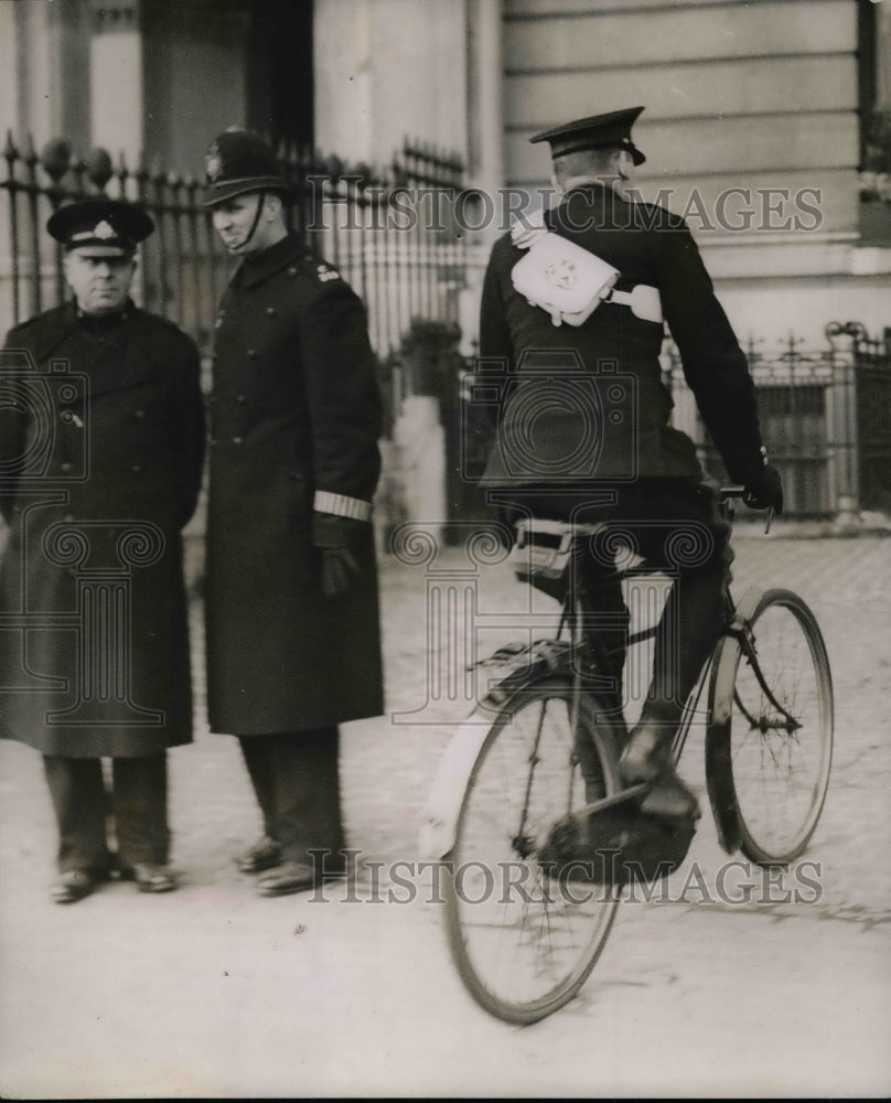 1936 Press Photo Police get called to 145 Piccadilly in London. - Historic Images