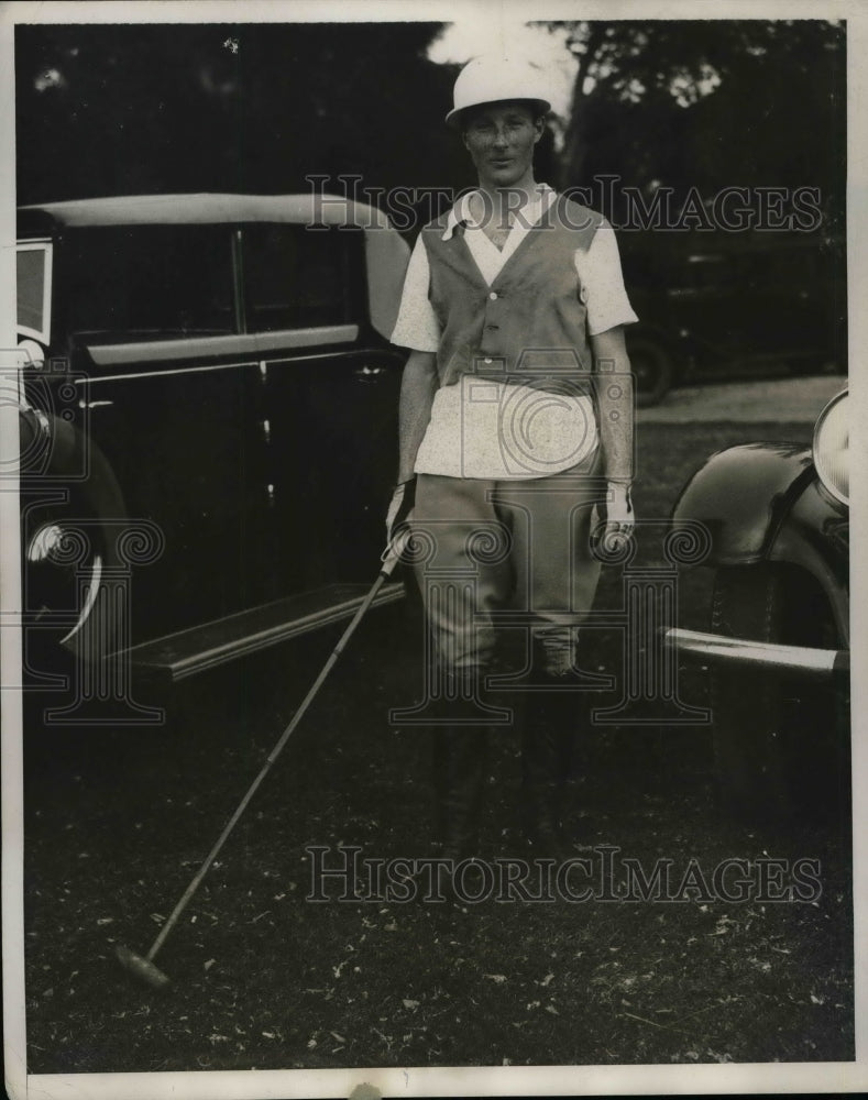 1931 Press Photo Gordan Douglas Jr. getting ready to play a game of polo. - Historic Images