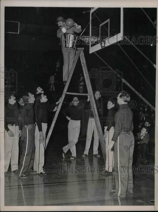 1937 Press Photo The Referee Removing Ball From Basket After Goal Was Scored - Historic Images