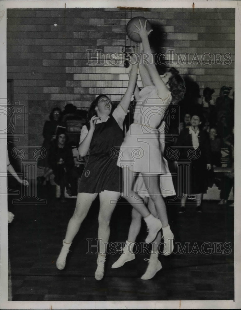 1941 Press Photo Connie Derlp vs Doris Barlow . girls collegiate basketball-Historic Images