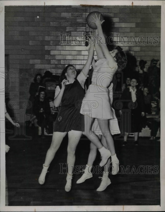 1941 Press Photo Connie Derlp vs Doris Barlow . girls collegiate basketball-Historic Images