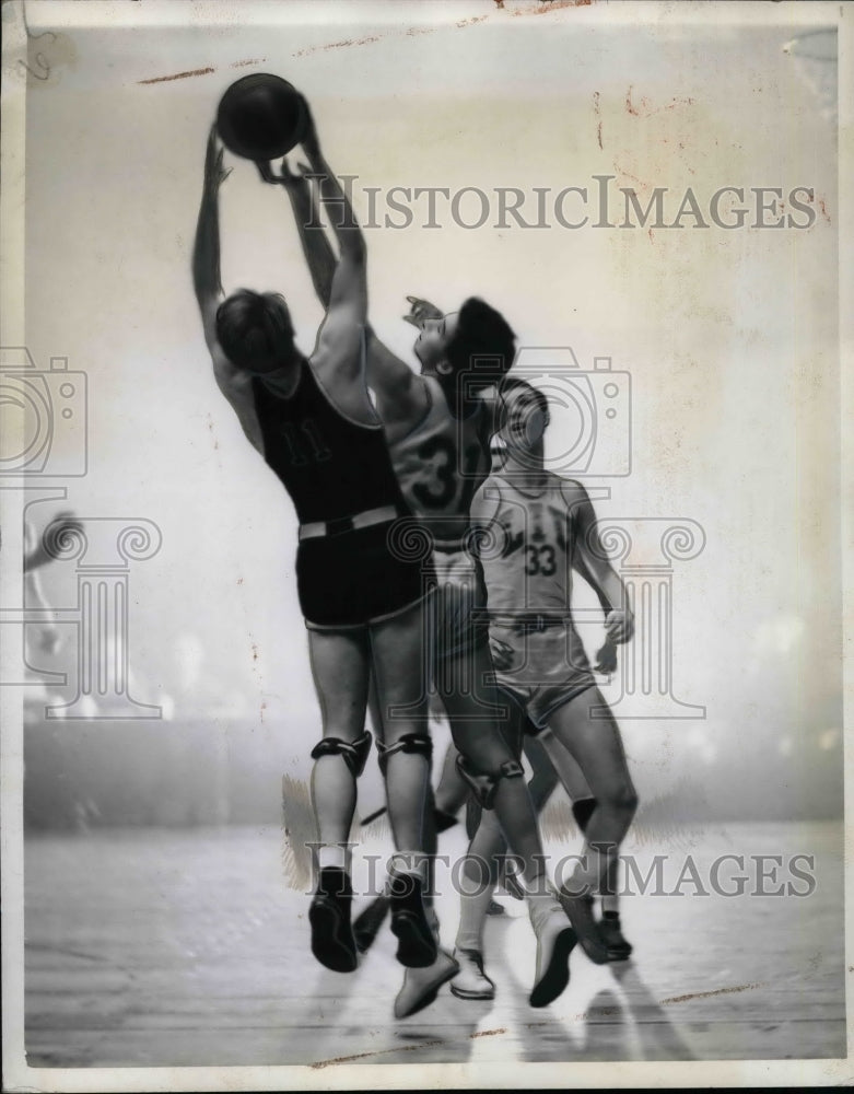 1942 Press Photo Seton Hall College Basketball Player Bob Davies & Luke Sapan - Historic Images