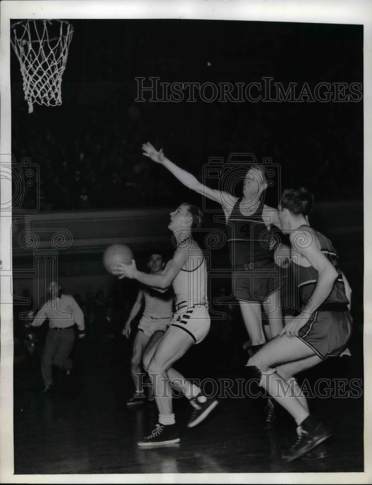 1943 Press Photo St.Joseph College Basketball Player George &quot;Doc&quot; Senesky - Historic Images