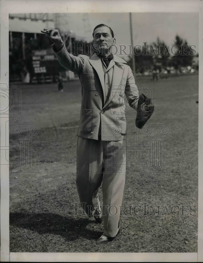1941 Press Photo Jimmy Walker New York Giants Training Camp - Historic Images