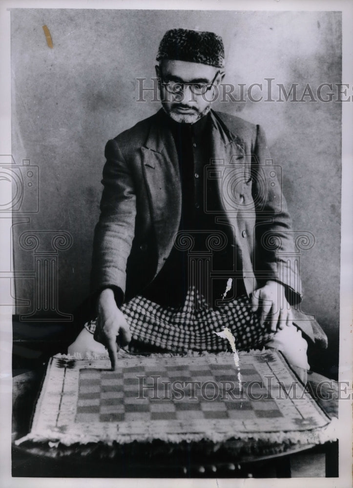1955 Press Photo Sardar Rab Nawaz Khan Alizai In Front Of Chess Board-Historic Images